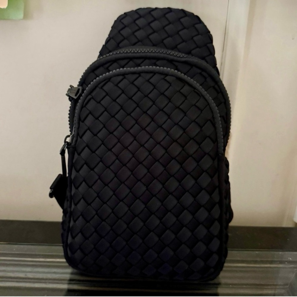 Sol and Selene Neoprene Sling Bag ~ NWT - Picture 5 of 6